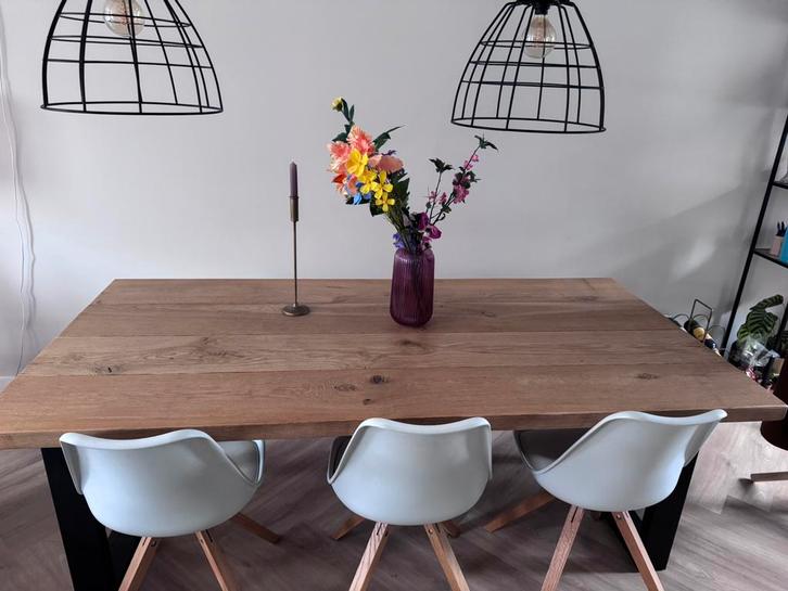 Eiken houten eettafel met stalen poten en bijbehorend bankje, Huis en Inrichting, Tafels | Eettafels, Zo goed als nieuw, 50 tot 100 cm
