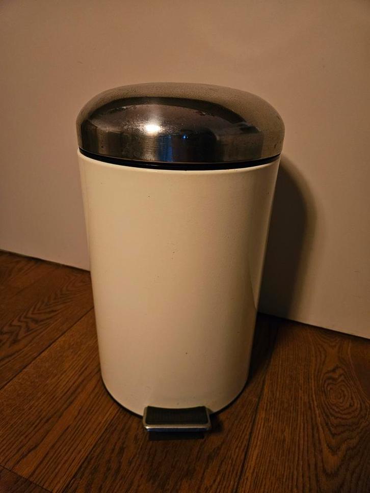 Witte prullenbak met pedaal, Huis en Inrichting, Woonaccessoires | Prullenbakken, Gebruikt, Metaal, Minder dan 50 cm, minder dan 10 liter