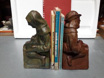 STEL BIJZONDERE ANTIEKE AARDEWERK BOEKENSTEUNEN I.Z.G.STAAT beschikbaar voor biedingen