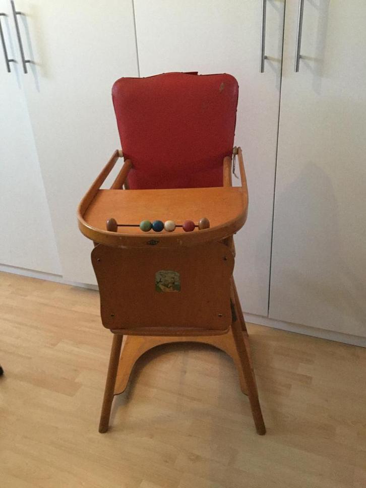 Antieke kinderstoel en rotan babywieg te koop, Kinderen en Baby's, Kinderkamer | Tafels en Stoelen, Gebruikt, Stoel(en), Ophalen