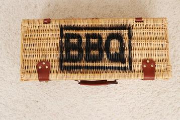Rieten BBQ koffer met gereedschap (gebruikt) beschikbaar voor biedingen