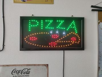 Zwart pizza lichtbord met schakelaar beschikbaar voor biedingen