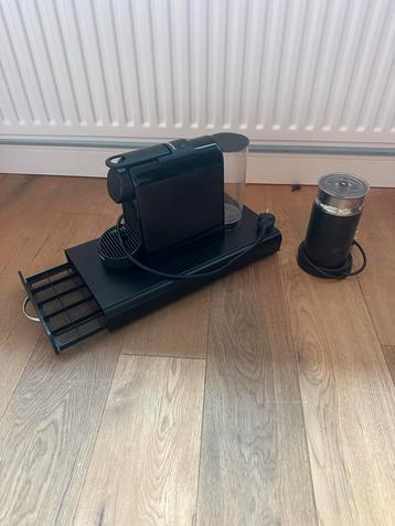 Nespresso apparaat met melkopschuimer en cups lade beschikbaar voor biedingen