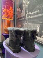 UGG mini bailey bow, Kleding | Dames, Schoenen, UGG, Lage of Enkellaarzen, Ophalen of Verzenden, Grijs