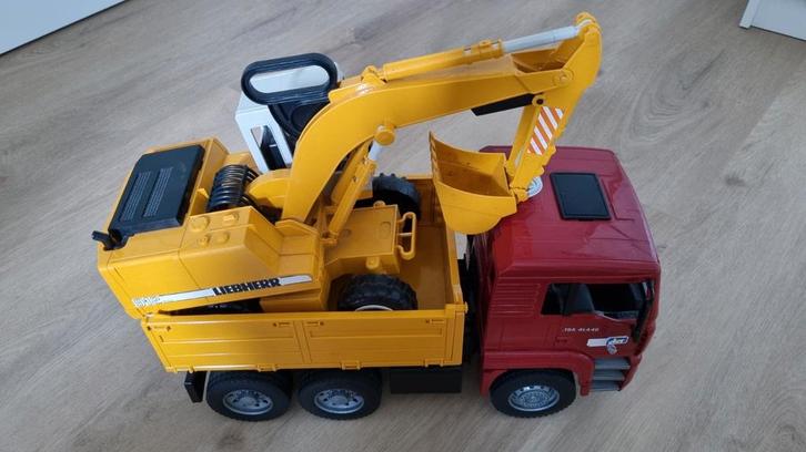 Bruder vrachtwagen met Liebherr graafmachine, Kinderen en Baby's, Speelgoed | Speelgoedvoertuigen, Gebruikt, Ophalen