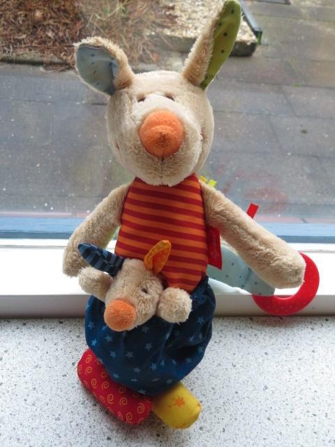 Kangoeroe kangaroe met jong merk Sigikid met trilmechanisme, Kinderen en Baby's, Speelgoed | Knuffels en Pluche, Zo goed als nieuw