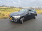 BMW 1-Serie 116i 136PK 5D Aut. 2015 Zwart, Auto's, BMW, USB, 1295 kg, 4 cilinders, Zwart