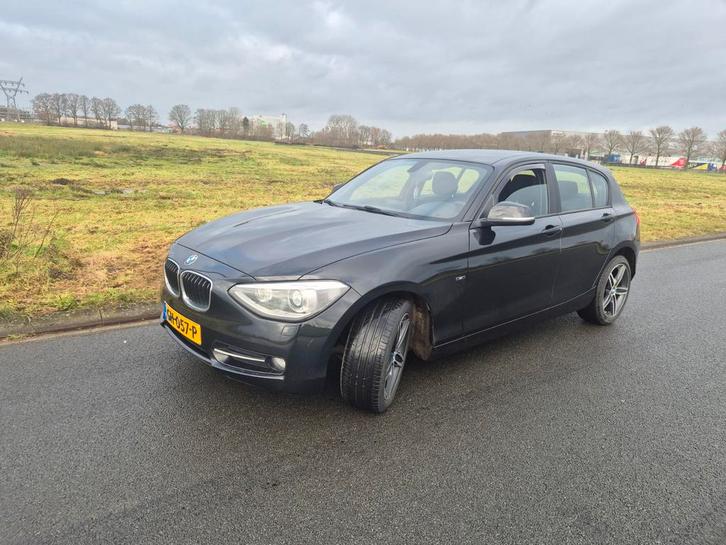 BMW 1-Serie 116i 136PK 5D Aut. 2015 Zwart, Auto's, BMW, Particulier, 1-Serie, ABS, Airbags, Airconditioning, Bluetooth, Boordcomputer