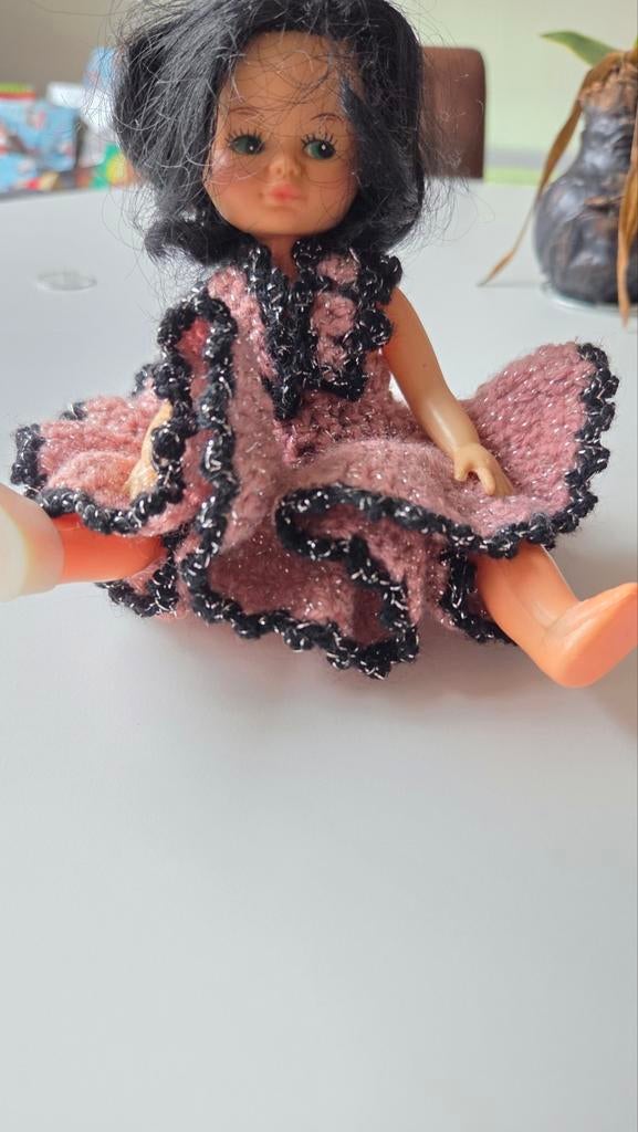 Oud popje met gebreid jurkje, Verzamelen, Poppen, Ophalen of Verzenden