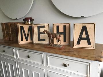 *** Letters E  &  H   - paardenbak *** beschikbaar voor biedingen