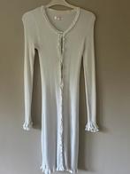 Witte rib jurk/vest met ruffles maat S, Kleding | Dames, Jurken, By ti ma, Verzenden, Wit, Zo goed als nieuw