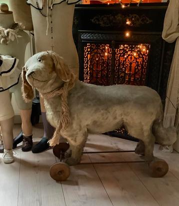 Grote , antieke hond op houten wielen beschikbaar voor biedingen