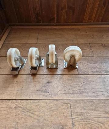 Set van 4 zwenkwielen beschikbaar voor biedingen