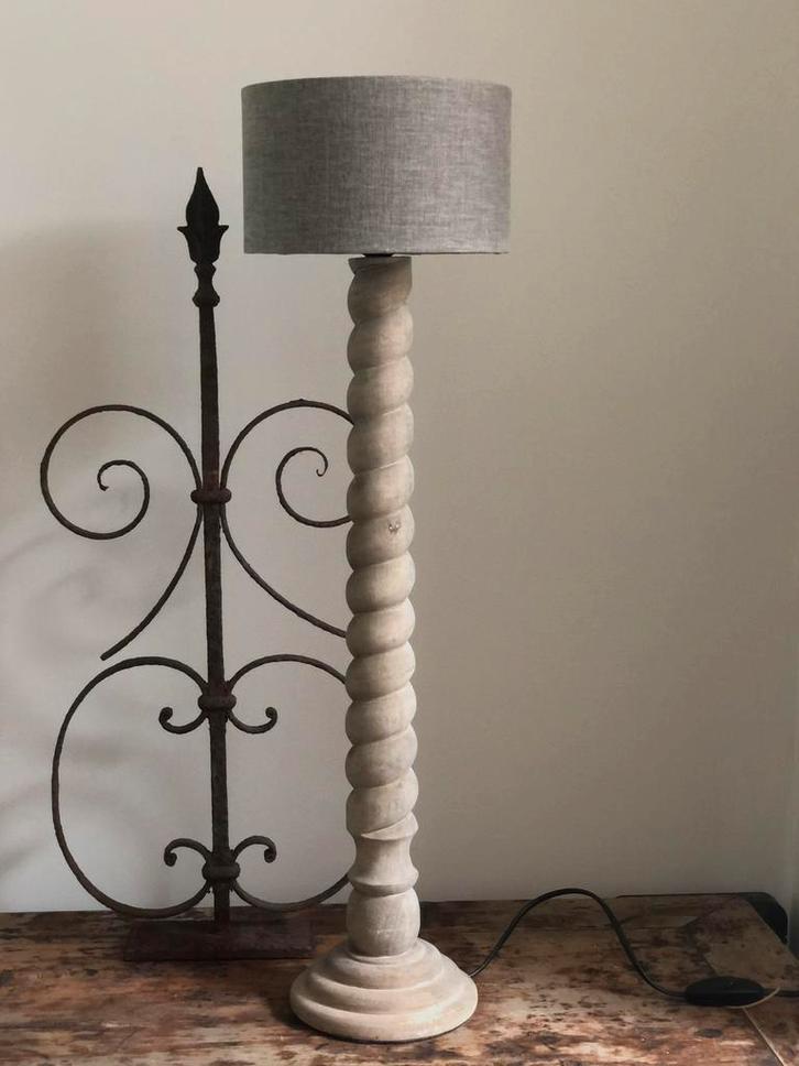 Houtgedraaide wokkel lamp zonder de kap sober landelijk, Huis en Inrichting, Lampen | Tafellampen, Ophalen of Verzenden
