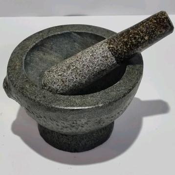 Grote granieten vijzel met stamper  beschikbaar voor biedingen