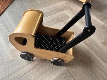 Houten poppenwagen beschikbaar voor biedingen