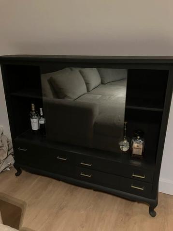 Mat zwart houten vitrinekast