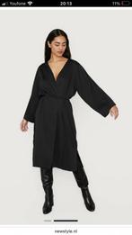 Club l’avenir zwarte satijnen Kimono jurk Nona, Ophalen of Verzenden, Zo goed als nieuw, Zwart, Onder de knie