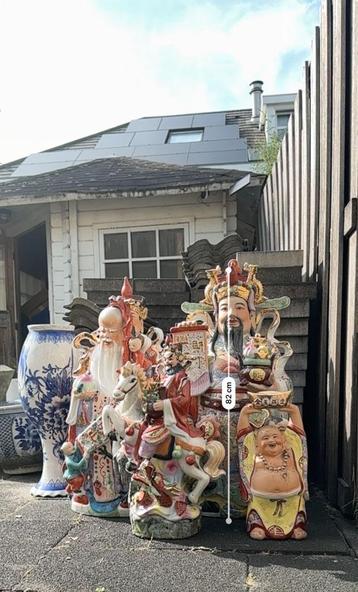 Complete set Chinese beelden + porseleinen vaas beschikbaar voor biedingen