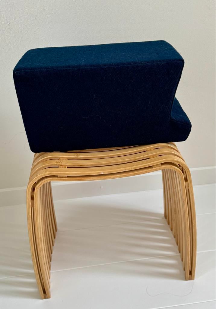 Martin Visser kussen Gispen Koningsblauw, Nieuwe Stoffering, Huis en Inrichting, Banken | Voetenbanken en Poefen, Nieuw, Minder dan 50 cm