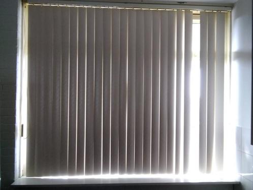 Zalm kleurige verticale lamellen kunststof, Huis en Inrichting, Stoffering | Gordijnen en Lamellen, Gebruikt, 100 tot 150 cm, 200 cm of meer