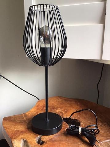 Zwarte Metalen tafellamp,tafel of hal lamp,schemerlamp beschikbaar voor biedingen
