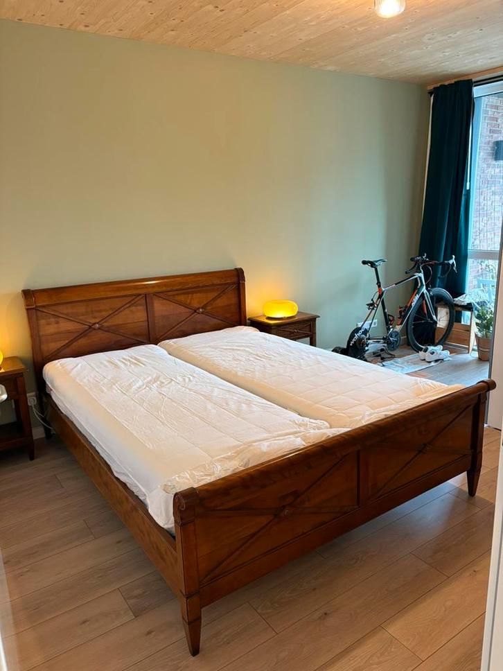 Massief kersenhouten bed (180x220) + 2 nachtkastjes, Huis en Inrichting, Slaapkamer | Complete slaapkamers, Zo goed als nieuw