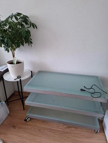  Glazen tafel met TL-verlichting beschikbaar voor biedingen