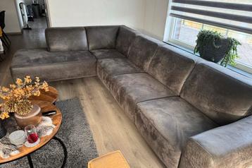 Ruime hoekbank in moderne stijl beschikbaar voor biedingen