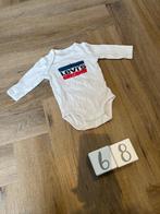 Heel goed: wit Levi’s romper onesie 9M (62-68) lange mouw, Kinderen en Baby's, Babykleding | Maat 68, Ophalen of Verzenden, Jongetje of Meisje