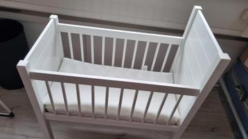 Houten Wiegje met Matras & AeroSleep beschikbaar voor biedingen