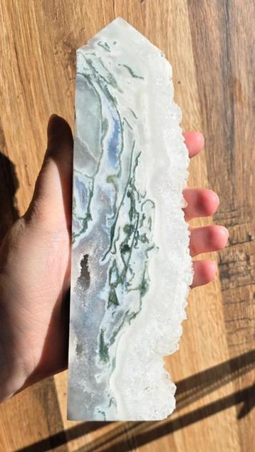 Mos agaat toren met druzy zijkant en blauwe chalcedoon beschikbaar voor biedingen