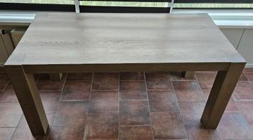 Goede stevige eiken eettafel met grijze accenten beschikbaar voor biedingen