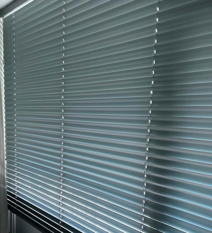 Luxaflex jaloezieën met 50mm lamellen, Huis en Inrichting, Stoffering | Gordijnen en Lamellen, Zo goed als nieuw, 200 cm of meer