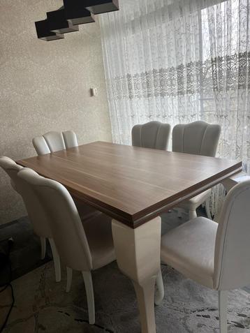 Eet tafel met 6 stoelen  beschikbaar voor biedingen
