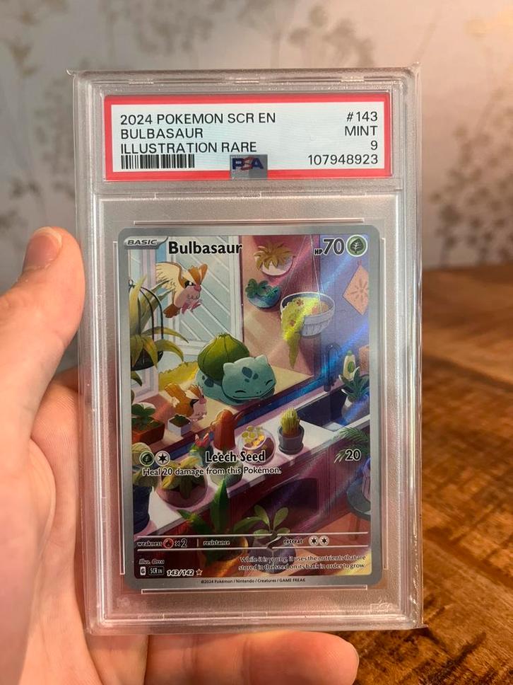 Pokemon TCG - Bulbasaur #143 PSA 9 (Stellar Crown), Hobby en Vrije tijd, Verzamelkaartspellen | Pokémon, Nieuw, Losse kaart, Foil