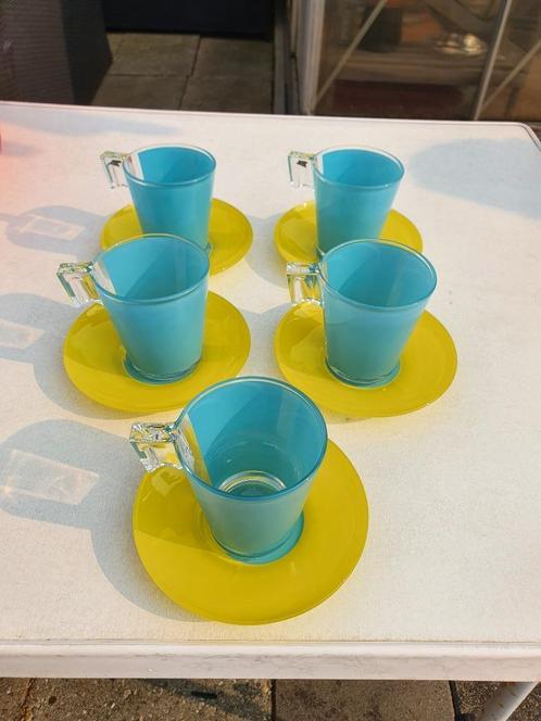 Vijf Stuks Blauw met Gele Arcopal Kop en Schotels van Glas, Huis en Inrichting, Keuken | Servies, Kop(pen) en/of Schotel(s), Overige stijlen