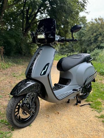 Vespa sprint E5 custom ‘Forged Carbon’ 2021 brom beschikbaar voor biedingen