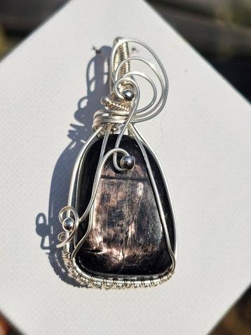 Prachtige hyperstheen hanger beschikbaar voor biedingen