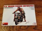 1:35 US soldier pushing motorcycle model kit, Verzenden, Nieuw, 1:35 tot 1:50, Figuur of Figuren