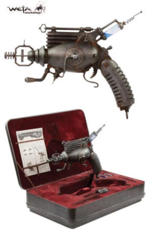 Weta Dr. Grordbort's ManMelter 3600ZX Sub-Atomic Raygun, Verzamelen, Film en Tv, Zo goed als nieuw, Tv, Beeldje, Replica of Model