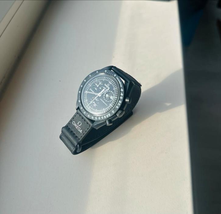 Moonswatch Mission to Moonphase Snoopy - Zwart, Sieraden, Tassen en Uiterlijk, Horloges | Heren, Nieuw, Polshorloge, Swatch, Kunststof