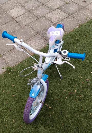 Paarse Meisjesfiets beschikbaar voor biedingen