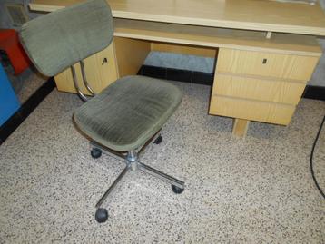 bureau met vintage stoel en kastje beschikbaar voor biedingen