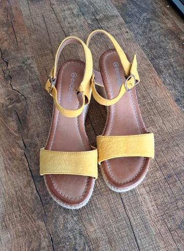 Nieuwe okergeel sandalen van Excellent maat 39 beschikbaar voor biedingen