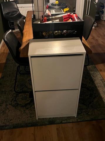 Witte schoenenkast met kleppen beschikbaar voor biedingen