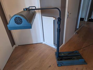 werkende zonnebank met 3 lampen en oogbeschermbril beschikbaar voor biedingen
