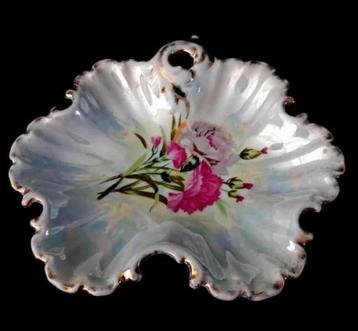 Parelmoeren porseleinen kom met anjerbloemen beschikbaar voor biedingen