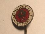 Metalen CLIFTONVILLE F.C. BELFAST VOETBALCLUB Speld., Verzenden, Zo goed als nieuw, Sport, Speldje of Pin