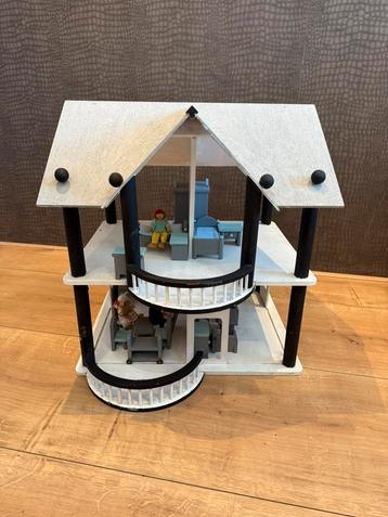 Poppenhuis met interieur en poppetjes beschikbaar voor biedingen